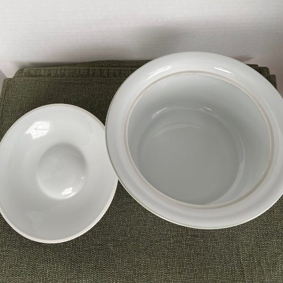 Vintage Poinsettia by BLOCK Christmas Holiday 2 Qt Round Covered Casserole/Lid - Picture 4 of 7